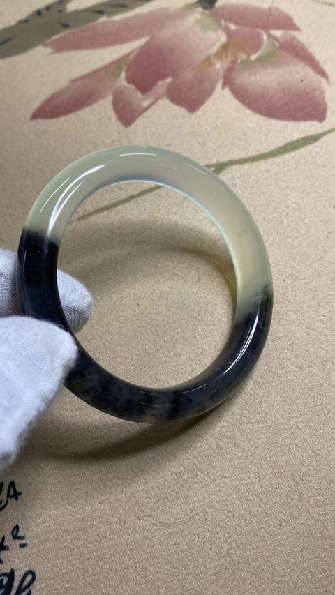 Gelang Setengah Giok Giok Cui Alami Setengah Tinta Setengah Giok Ukuran 53-55mm Ukuran 54.5mm Lebar Sisi 10.4mm Giok ini semuanya terjadi secara alami Pola acak termasuk pajak pengiriman