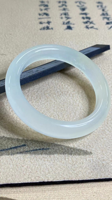 Gelang Cahaya Bulan Putih Giok Cui Giok Alami Ukuran 54-56mm Ukuran 55.6mm Lebar 12.2mm Giok bersih dan baik-baik saja Sudah termasuk pajak pengiriman.