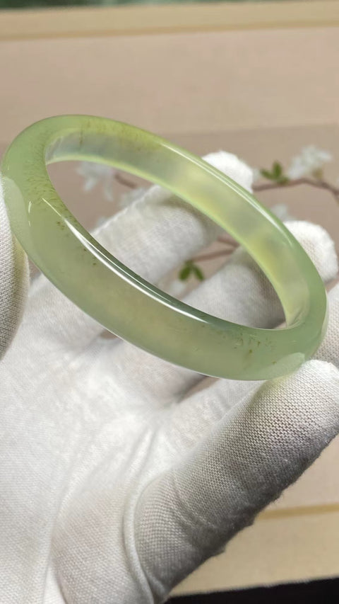 Gelang Selada Air Hijau Es Giok Cui Jade Alami Ukuran 59-61mm Ukuran 60.3mm Lebar Sisi 11mm Giok terjadi secara alami Pola acak termasuk pajak pengiriman.