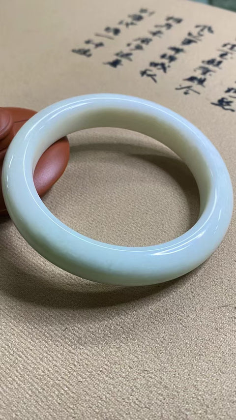 Gelang Cahaya Bulan Putih Giok Cui Giok Alami Ukuran 60-62mm Ukuran 61.5mm Lebar Sisi 13.2mm Giok semuanya terjadi secara alami Pola acak termasuk pajak pengiriman