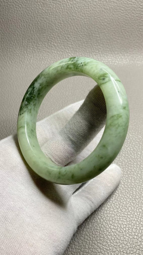 Gelang Giok Cui Giok Minyak Tua Ukuran 57-59mm Ukuran 58.1mm Lebar Sisi 13mm Giok ini semuanya muncul secara alami Pola-polanya acak Termasuk ongkos kirim dan pajak.