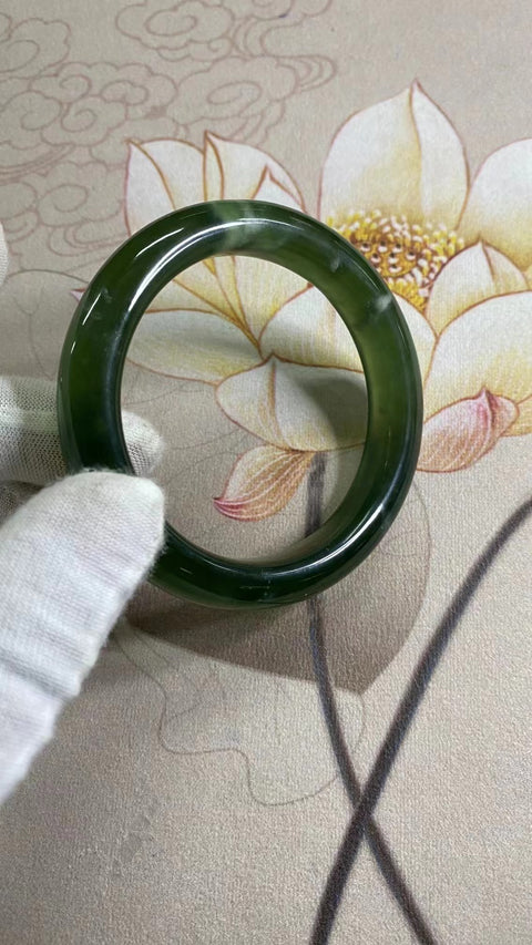 Gelang Hijau Penuh Giok Cui Fine Jade Ukuran 58-60mm Ukuran 59.9mm Lebar Sisi 12.4mm Giok ini terbentuk secara alami dan polanya acak Sudah termasuk ongkos kirim dan pajak.