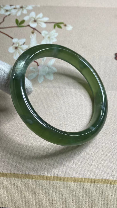 Gelang Giok Cui Giok Hijau Penuh Gelang Giok Terapung Ukuran 61-63mm Ukuran 62.4mm Lebar Samping 11.4mm Giok ini terbentuk secara alami Pola acak Sudah termasuk ongkos kirim dan pajak.