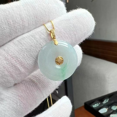 Kalung Gesper Perdamaian Jadeite Alami dari Emas 18k dengan Rantai Perak 925 Ukuran 21.7 * 3.9mm Giok halus dan hangat Sudah termasuk pajak pengiriman.