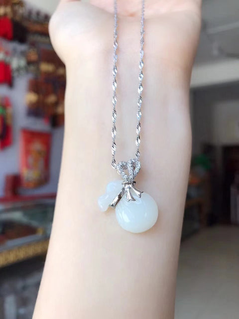 Kalung Tas Uang Giok Putih Halus Bahannya halus dan berminyak, dan ukuran batu telanjang sekitar 17 * 13mm, termasuk pajak pengiriman.