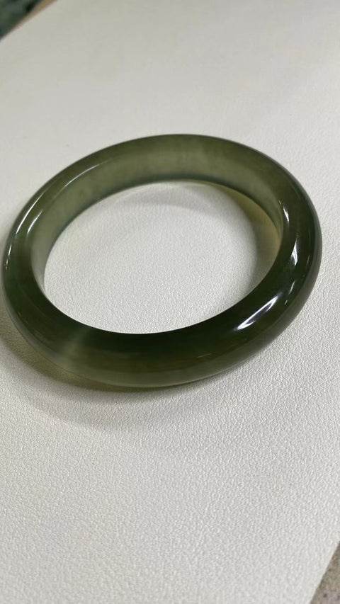 Gelang Gelang Giok Giok Giok Abu-Abu Alami 58-60mm Ukuran 59.1mm Lebar Sisi 12.6mm Giok ini terbentuk secara alami dan polanya acak Sudah termasuk ongkos kirim dan pajak.