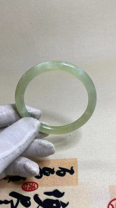 Harga detik gelang strip kecantikan giok Cui yang indah ukuran 57-59mm ukuran 58.5mm Batu giok adalah semua pola yang muncul secara alami secara acak.