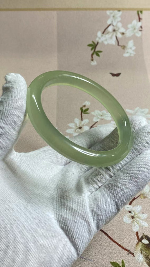 Gelang Hijau Es Giok Cui Giok Alami Ukuran 62-64mm Ukuran 63.4mm Lebar Sisi 10.6mm Giok terjadi secara alami Pola acak Pengiriman dan pajak sudah termasuk.