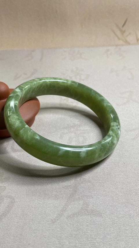 Gelang Cui Giok Minyak Cui Tua Ukuran 61-63mm Ukuran 62.1mm Lebar 13.9mm Giok terjadi secara alami Pola acak Termasuk pajak pengiriman.