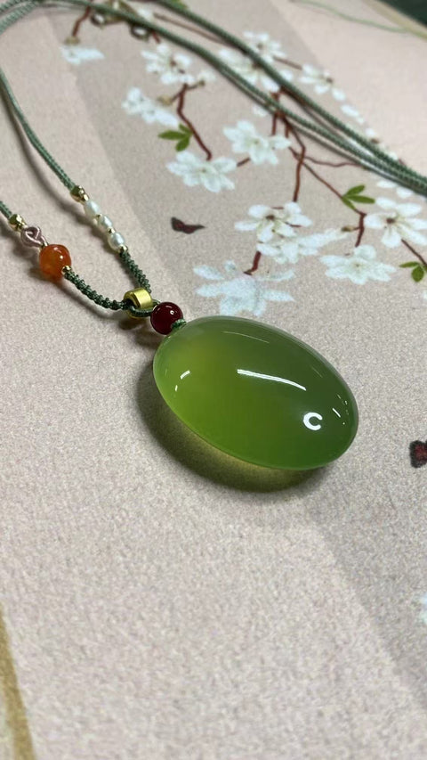 Keberuntungan Selalu: Liontin Giok Xiuyan Indah (Hijau Penuh), Ukuran: 41 x 30 x 13,5 mm, termasuk biaya pengiriman dan pajak.