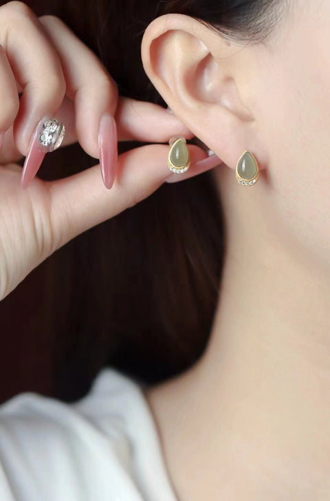 Anting-anting giok hijau alami yang terbuat dari perak 925. Gayanya elegan dan lembut, serta giok yang bersih dan tanpa cela, melambangkan keberuntungan dan kemakmuran.