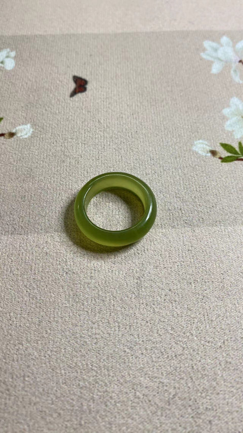 Cincin giok yang dibuat dengan indah dengan tekstur yang bersih, halus dan hangat. 20mm termasuk ongkos kirim dan pajak.