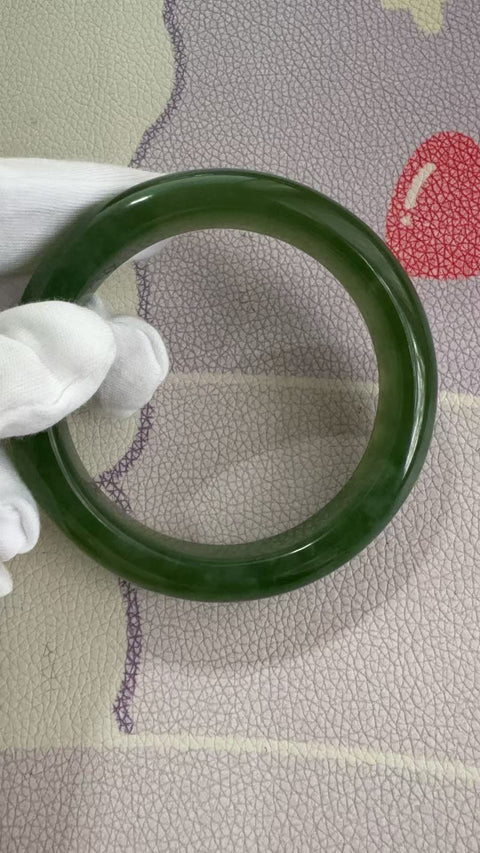 Gelang giok Xiuyan yang indah, berwarna hijau. Diameter dalam: 59 mm, lebar samping: 13,6 mm. Batu alam terbentuk secara alami, dan polanya acak. Biaya pengiriman dan pajak sudah termasuk.