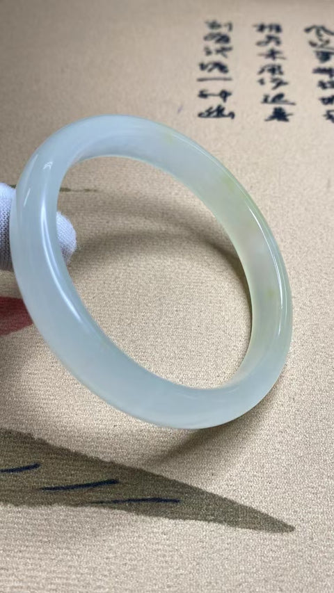 Gelang Cahaya Giok Giok Putih Cui Giok Alami Ukuran 61-63mm Ukuran 62.5mm Lebar Sisi 12.2mm Giok semuanya terjadi secara alami Pola acak termasuk pajak pengiriman