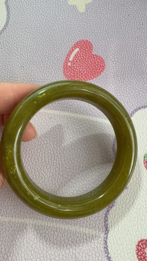 Gelang giok Xiuyan yang indah, diameter dalam: 55 mm, lebar tepi: 13,7 mm. Batunya terbentuk secara alami, dan polanya acak. Biaya pengiriman dan pajak sudah termasuk.