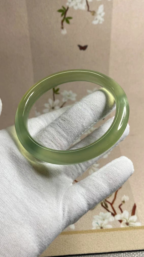 Gelang Giok Cui Halus Ukuran 62-64mm Ukuran 63.1mm Lebar 11mm Giok terjadi secara alami Pola acak Termasuk pajak pengiriman.