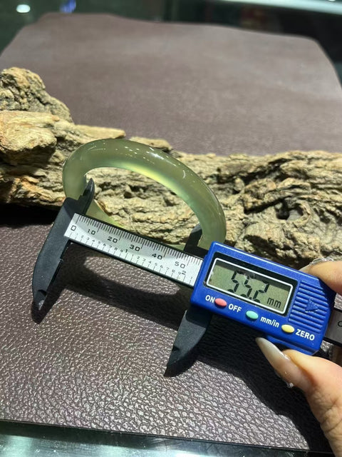 Gelang Es Tinggi Giok Cui Giok Alami Bahannya jernih dan halus Ukuran 55,2 mm Giok ini terbentuk secara alami Polanya acak & sudah termasuk pajak pengiriman