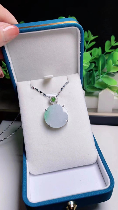 Kalung Plakat Perdamaian Jadeite Alami Ukuran kepala penuh 2.2mm Giok bersih dan halus serta hangat Sudah termasuk pajak pengiriman