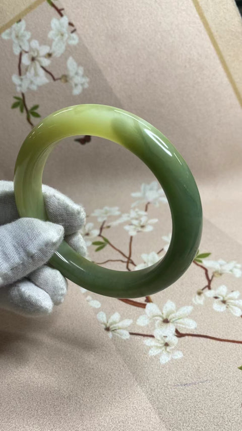 Gelang Giok Giok Bunga Giok Cui Alami Ukuran 62-64mm Ukuran 63.2mm Lebar Sisi 12.5mm Giok terjadi secara alami Pola acak Pengiriman dan pajak sudah termasuk.