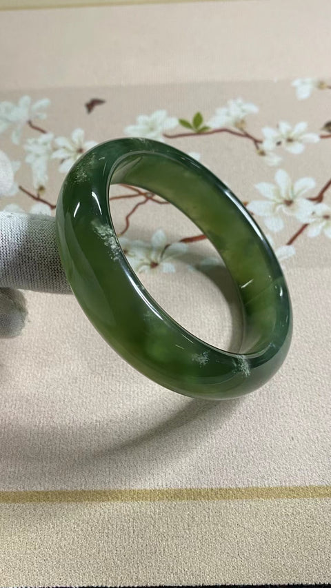 Gelang Gelang Qingti Milkcap Bahan Cui Giok 180 Ukuran 61-63mm Ukuran 62.2mm Lebar Sisi 16.7mm Batu giok ini terbentuk secara alami dan polanya acak Sudah termasuk ongkos kirim dan pajak.