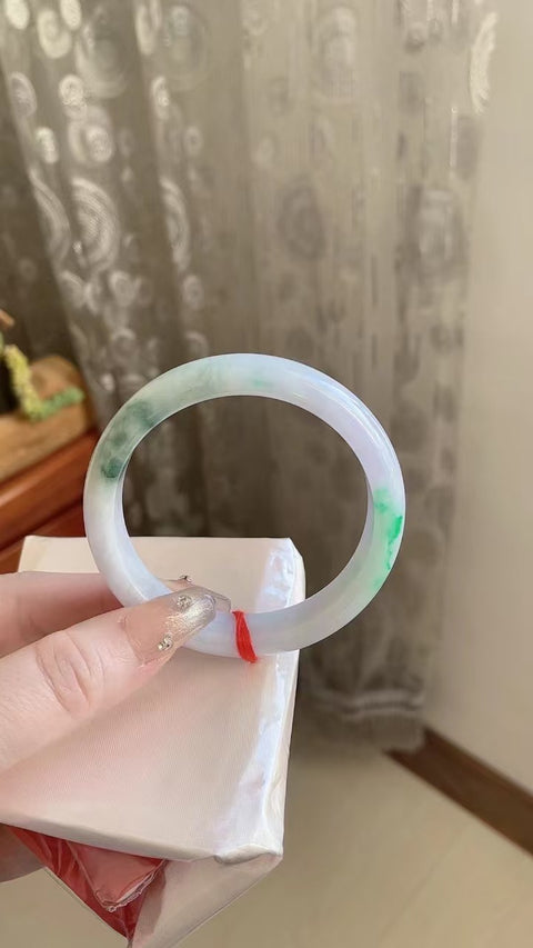 Gelang Jadeite Alami Bahan Pit Tua Dasar yang halus dan hangat Gaya elegan dan elegan Ukuran 57mm Giok terjadi secara alami Pola acak sudah termasuk pajak pengiriman.