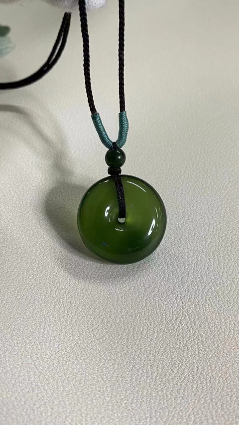 Liontin Perdamaian Giok Alami Ukuran 25 * 9.8mm Giok bersih, halus dan hangat Termasuk pajak pengiriman.