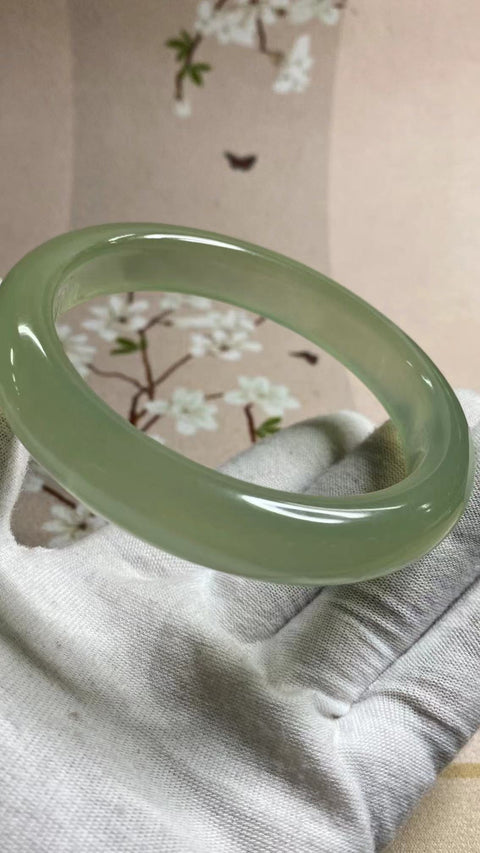 Gelang Hijau Es Giok Cui Fine Cui Jade Ukuran 69-71mm Ukuran 70.1mm Lebar Sisi 14.6mm Giok terjadi secara alami Pola acak Pengiriman dan pajak sudah termasuk.