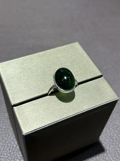 Cincin pembungkus sederhana dalam pengaturan perak dari bahan lama! Bingkai cincin dapat disesuaikan! Ukuran telur: 14,5 mm x 11 mm Giok bersih, halus, dan hangat, sudah termasuk ongkos kirim dan pajak.