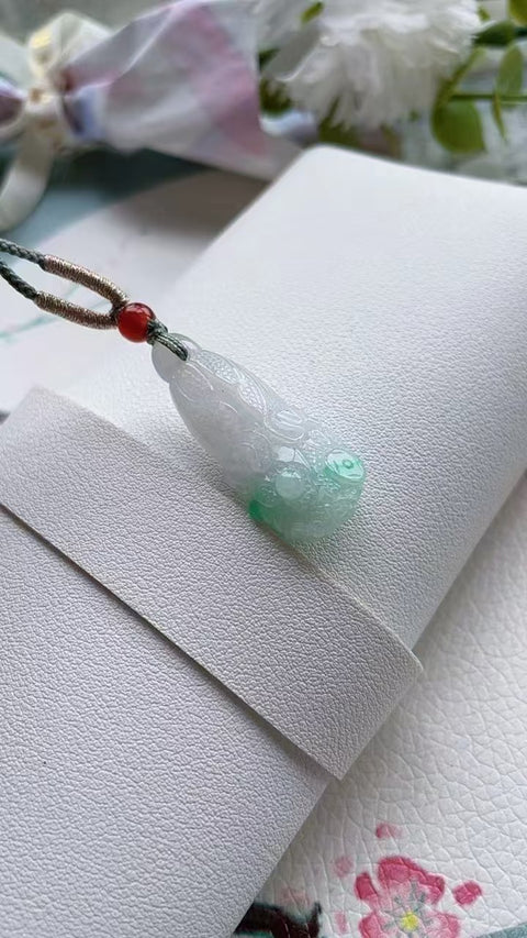 Batu Giok Alami Giok Kubis Liontin Kubis halus dan hangat, gaya yang indah Ukuran 3,8 * 1,6 cm Termasuk ongkos kirim dan pajak