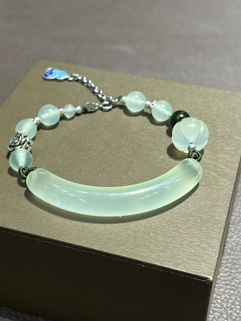 Gelang Giok Cui Giok yang bersih, halus dan hangat, ditata dengan indah dan terbuat dari perak murni.