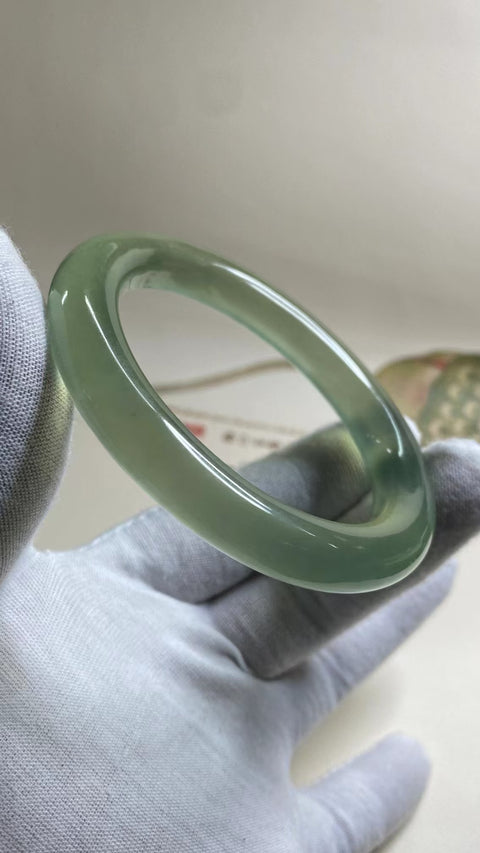 Gelang Hijau Es Giok Cui Giok Alami Ukuran 57-59mm Ukuran 58.8mm Lebar Sisi 10.6mm Giok terjadi secara alami Pola acak Pengiriman dan pajak sudah termasuk.