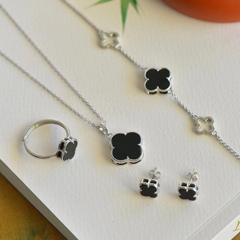 Set Giok Semanggi Tinta Giok Hetian Alami 925 Kalung Perak + Anting + Cincin + Gelang Gioknya bersih dan halus Gayanya klasik dan serbaguna Termasuk pajak pengiriman