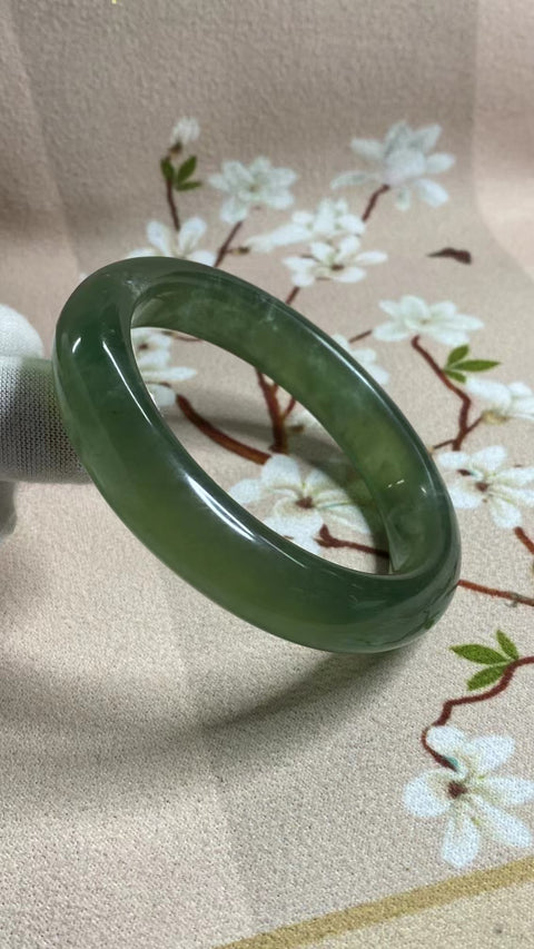 Gelang Bahan Giok Cui Alami 180 Ukuran 61-63mm Ukuran 62.5mm Lebar Sisi 13.8mm Batu giok ini terbentuk secara alami dan polanya acak Sudah termasuk pajak pengiriman.