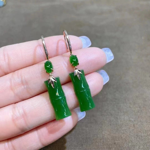 Anting Bambu Jasper yang indah dan penuh dengan warna hijau, warna hijau yang kaya, emas 18 karat, sudah termasuk ongkos kirim dan pajak.