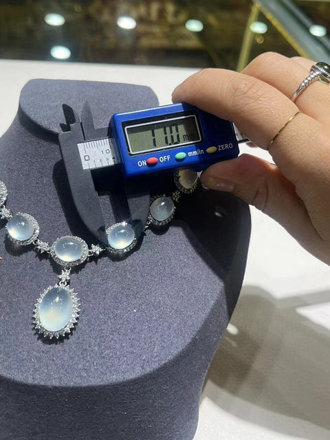 Kalung Giok Alami dengan Telur Besar Giok ini bersih, halus, dan hangat. Ukuran seperti yang ditunjukkan. 925 Perak Termasuk ongkos kirim dan pajak.