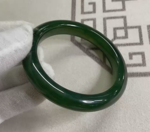 Gelang Hijau Penuh Giok Cui Giok Alami Ukuran 59-61mm Ukuran 60.5mm Lebar Sisi 11.2mm Diperkirakan terjadi secara alami Pola acak Pengiriman dan pajak sudah termasuk.