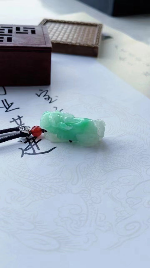 Liontin Berani Batu Giok Alami Bahan lubang tua Batu giok bersih dan halus kepala air hangat Ukuran 3.4 * 1.5 Sudah termasuk pajak pengiriman