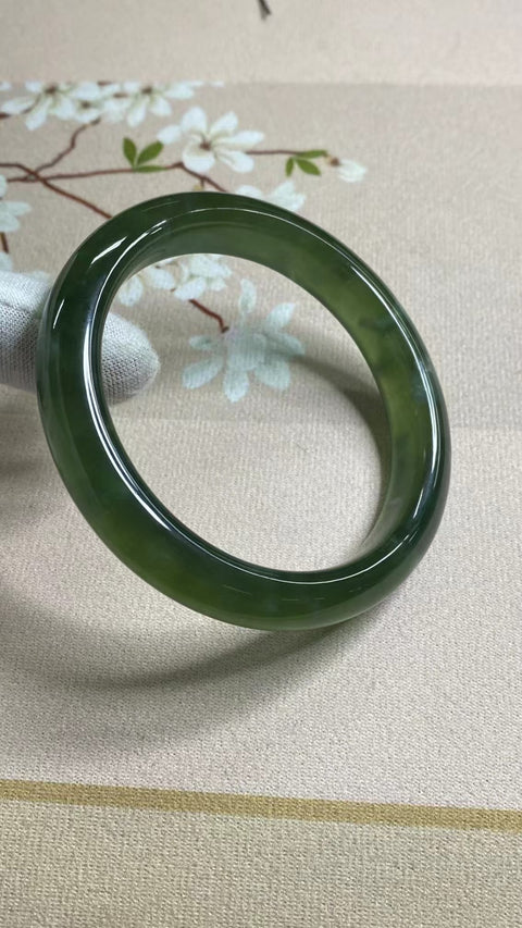Gelang Giok Giok Terapung Hijau Penuh Giok Cui Alami Ukuran 60-62mm Ukuran 61.7mm Lebar Sisi 12.5mm Giok ini terbentuk secara alami Pola acak Sudah termasuk pajak pengiriman.