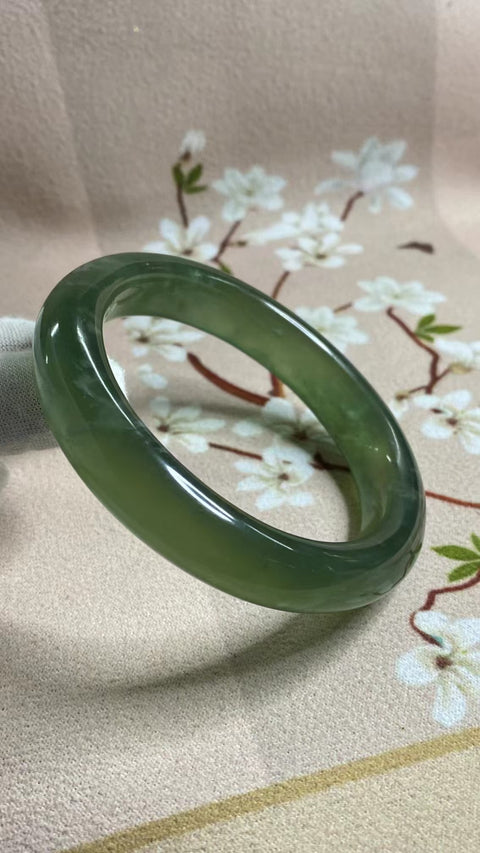 Gelang Bahan Giok Cui Alami 180 Ukuran Gelang 61-63mm Ukuran 62.3mm Lebar Sisi 13.1mm Batu giok terbentuk secara alami dan polanya acak Sudah termasuk ongkos kirim dan pajak.