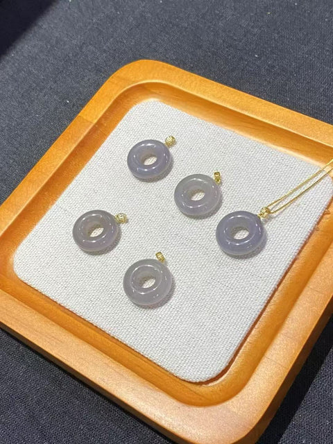 Kalung Donat Ungu Smokey Jade Hotan Alami Ukuran 15mm Rantai Perak GRATIS Set Emas 18k Sudah termasuk pajak pengiriman.