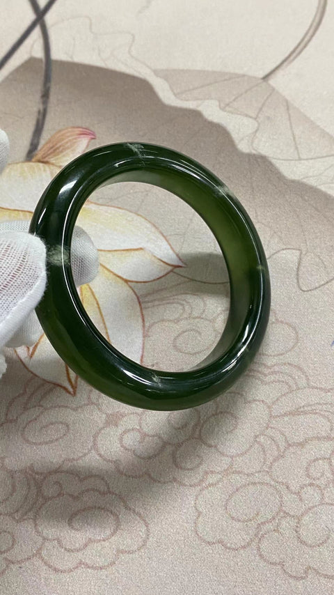 Gelang giok Cui halus berwarna hijau mengambang penuh, ukuran 58-60mm ukuran 59mm lebar 13.8mm Giok ini memiliki pola yang muncul secara alami secara acak Termasuk pajak pengiriman.