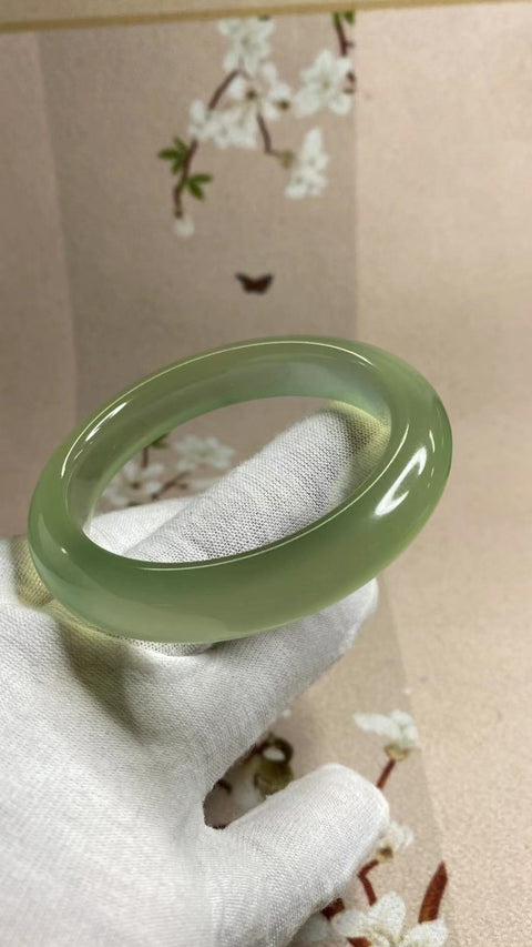 Gelang Hijau Es Giok Cui Giok Halus Ukuran 52-54mm Ukuran 53.6mm Lebar 11.8mm Giok terjadi secara alami Pola acak termasuk pajak pengiriman