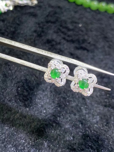 Anting-anting batu giok Guatemala alami yang terbuat dari perak 925. Batu gioknya bersih, halus, dan hangat