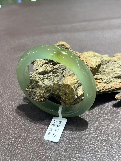 Gelang Giok Cui Alami Ukuran 58.4mm Giok ini terbentuk secara alami dan polanya acak Sudah termasuk pajak pengiriman.