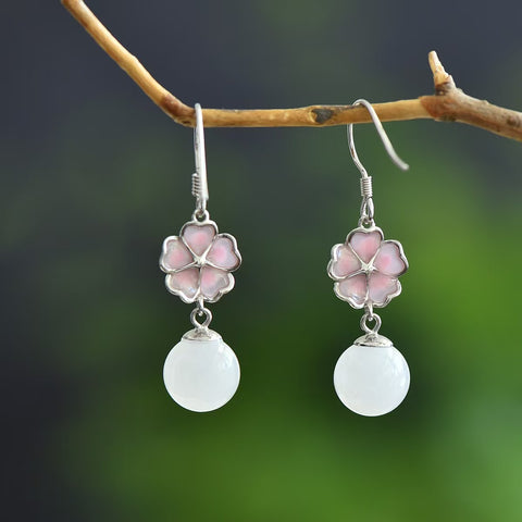 Anting perak sterling 7563A#925 bertahtakan bunga sakura giok Hetian. Desainnya sederhana, elegan, dan unik. Ukuran giok: 10*10 cm. Biaya kirim dan pajak sudah termasuk.