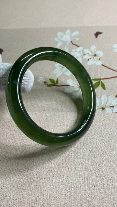 Gelang Bahan Fine Cui Jade 180 Ukuran 53-55mm Ukuran 54.7mm Lebar 11.6mm Batu giok terjadi secara alami Pola acak Termasuk pajak pengiriman.