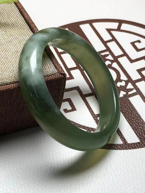 Gelang Giok Cui Alami & nbsp; Ukuran 55 * 13.8 * 8.5mm Batu giok ini terbentuk secara alami dan polanya acak Termasuk pajak pengiriman.