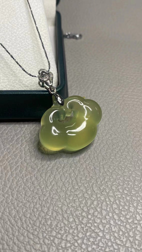 Liontin Giok Alami Damai sesuai keinginan 925 pengaturan perak Ukuran 27 * 23mm Giok bersih dan baik-baik saja Sudah termasuk pajak pengiriman.