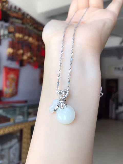 Kalung Tas Uang Giok Putih Halus Bahannya halus dan berminyak, dan ukuran batu telanjang sekitar 17 * 13mm, termasuk pajak pengiriman.