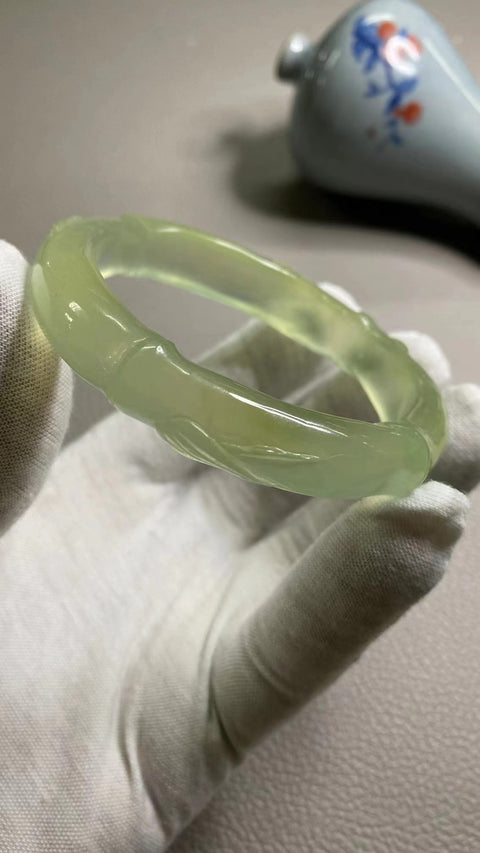 Gelang Ukiran Bambu Giok Cui Giok Alami Ukuran 59-61mm Ukuran 60.5mm Lebar Sisi 13mm Giok terjadi secara alami Pola acak Pengiriman dan pajak sudah termasuk.